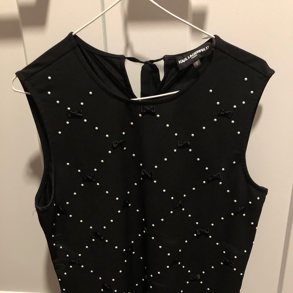 Sleeveless shirt